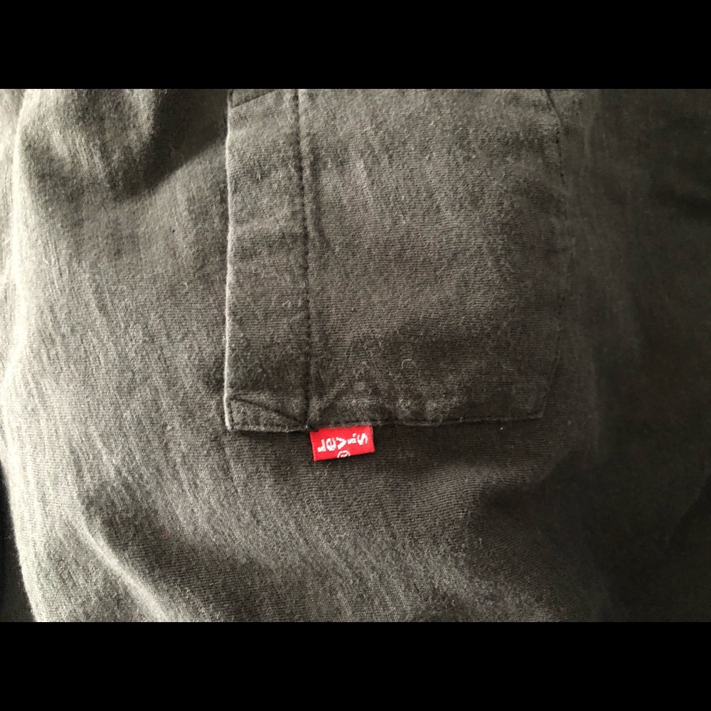 Black Levi’s T-shirt